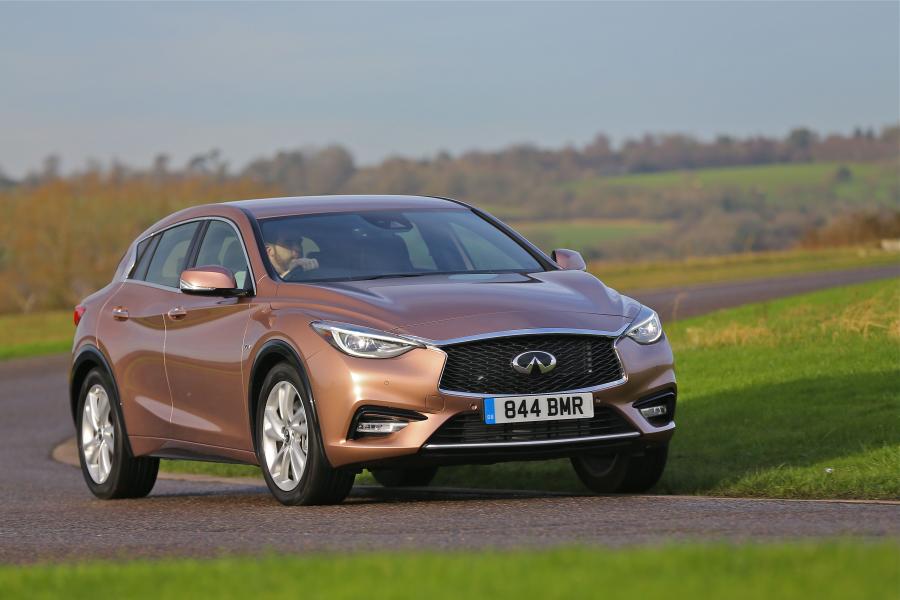  Infiniti Q30 2.2d AWD 2016 года  (UK) (фото 17 из 27)